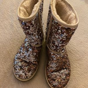Sparkle Uggs size 9. Silver and camo depending on which way the sparkles lay.